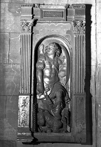 Saint Michel, haut-relief en pierre dans la tribune du collatéral nord