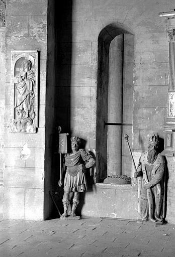 Deux statues en pierre de Constantin et Charlemagne, provenant de la tribune du collatéral nord