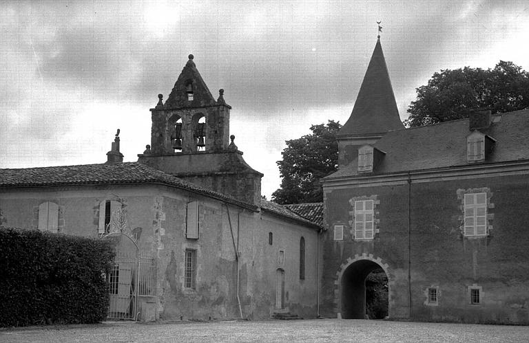 Façade sur cour, extrémité à droite et campanile