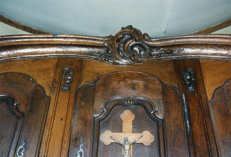 meuble de sacristie (armoire) : détail de la partie haute