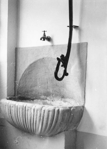 Fontaine d'ablutions (fontaine de synagogue)