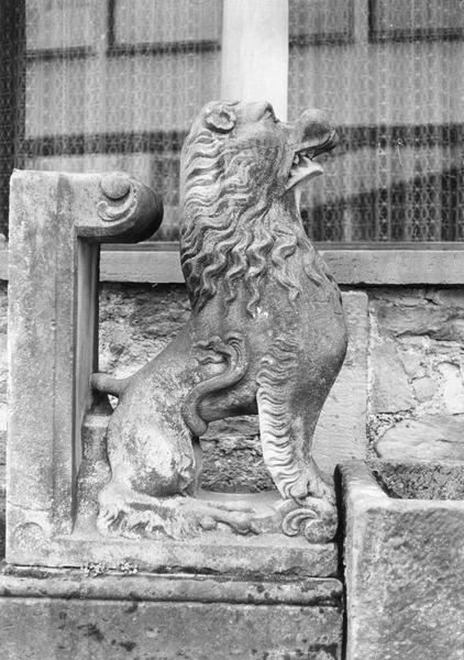 2 statues : lions