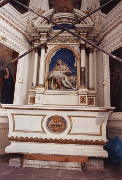 Autel, retable, groupe sculpté : Vierge de Pitié