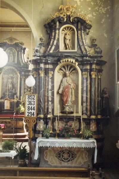 Autel, retable, 4 statues : Sacré-Coeur, saint Jean Népomucène, saint Antoine de Padoue, saint Sébastien (autel secondaire)