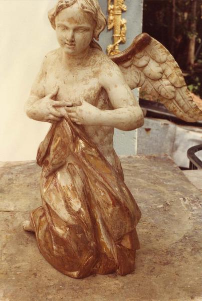 statue : Ange agenouillé