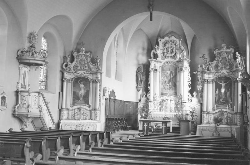 3 autels, tabernacle, 3 retables, lambris de revêtement, stalles, chaire à prêcher (maître-autel, autels secondaires) : Crucifixion, saint Sébastien, Assomption