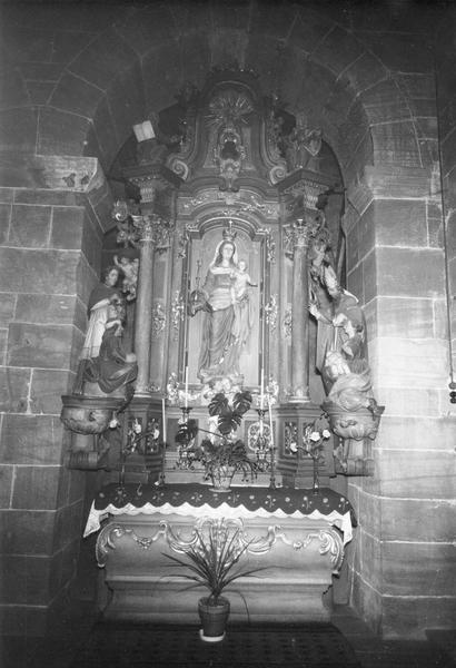 2 autels, 2 retables, 3 groupes sculptés, 9 statues : angelots, saint Joachim, saint Anne, saint Charles, saint Blaise, saint Jean-Baptiste, Zacharie, sainte Elisabeth, saint Michel, ange Gardien avec un enfant (autels secondaires)