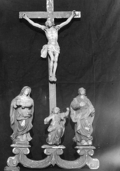 Groupe sculpté : Christ en croix, Vierge, saint Jean, sainte Madeleine