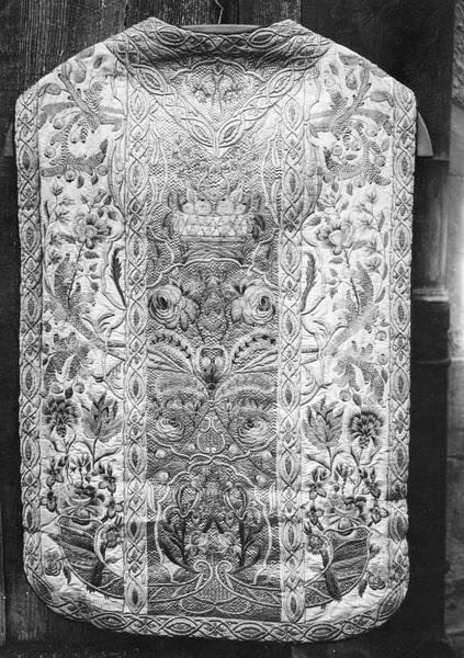 chasuble, étole, manipule, voile du calice et bourse du saint sacrement