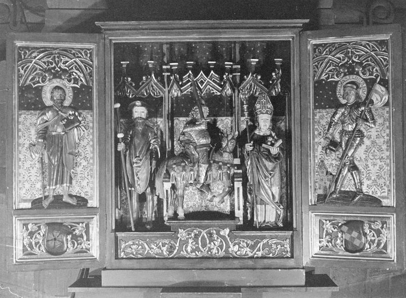 Retable de saint Maurice, 3 statues : saint Maurice à cheval, saint Roch, saint Nicolas, 2 bas-reliefs : saint Mathieu, saint Florian, 2 tableaux : saint Etienne, saint Antoine abbé