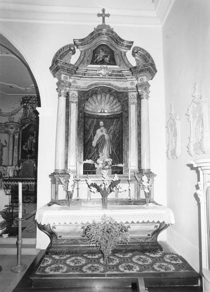 2 autels, 2 retables, 2 statues, 2 tableaux : Immaculée Conception, Sacré-Coeur (autels secondaires)