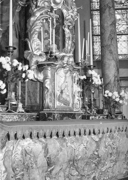 tabernacle, retable, croix d' autel, chandeliers d' autel (12) (maître-autel)