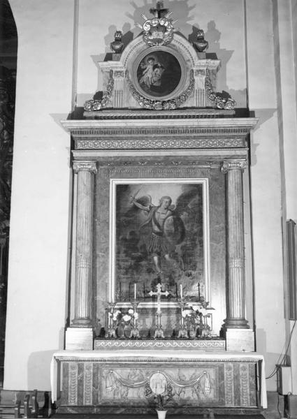 2 autels, 2 retables, 4 tableaux : Immaculée Conception, saint Michel combattant le dragon, sainte Madeleine, saint Antoine de Padoue (autels secondaires)