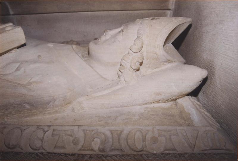 monument funéraire : gisant de l'évêque Rachio, détail