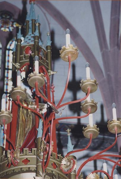 lustre à 36 lumières et statuette de la Vierge à l'enfant, vue partielle