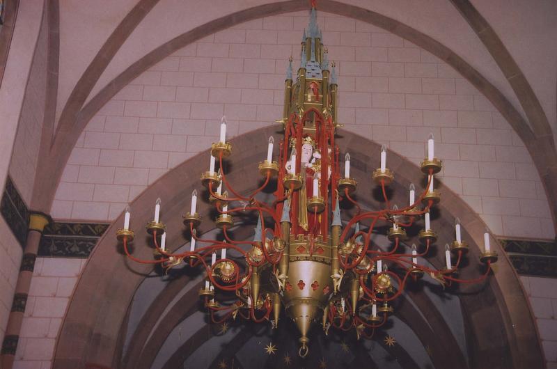 lustre à 36 lumières et statuette de la Vierge à l'enfant, vue générale