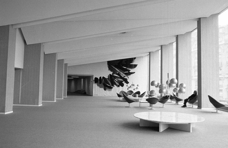 Intérieur : foyer des artistes aménagé par le designer Pierre Paulin