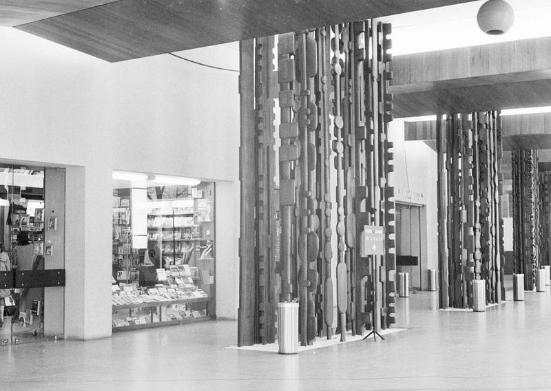 Intérieur : hall au rez-de-chaussée avec 'L'Echo de la Forêt', sculptures en bois de François Stahly