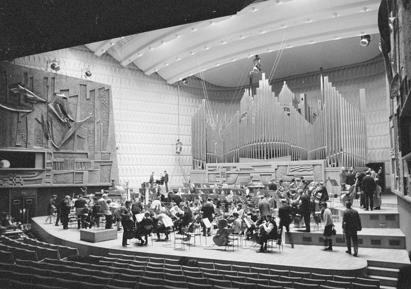 Intérieur : salle de concert dite studio 104, scène avec grand orgue et musiciens