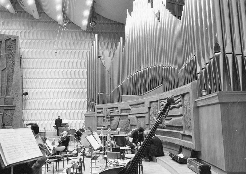 Intérieur : salle de concert dite studio 104, grand orgue et musiciens