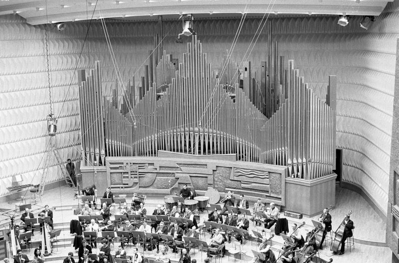 Intérieur : salle de concert dite studio 104, scène avec grand orgue et musiciens