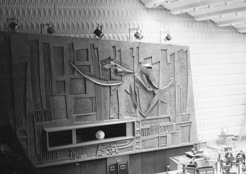 Intérieur : salle de concert dite studio 104, bas-relief du sculpteur Louis Leygue