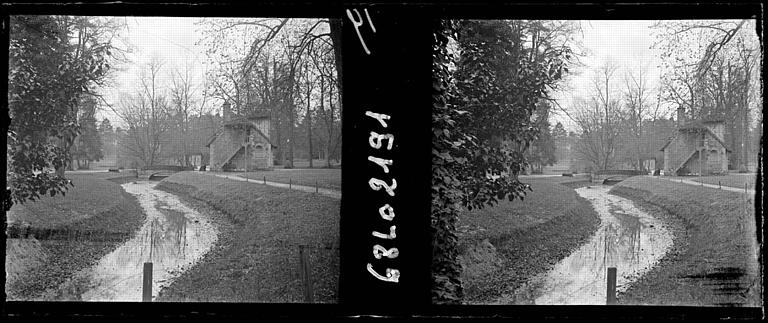 Hameau de la Reine : Maison du Colombier et ruisseau