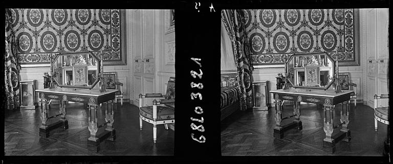 Appartements de la Reine puis du Roi de Rome. Chambre de Marie-Antoinette : Petite table avec miroir