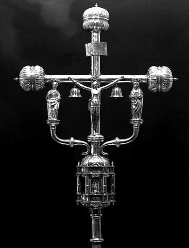 Croix processionnelle en argent (avers) : Christ en croix avec la Vierge et saint Jean - © Ministère de la Culture (France), Médiathèque du patrimoine et de la photographie, diffusion RMN-GP