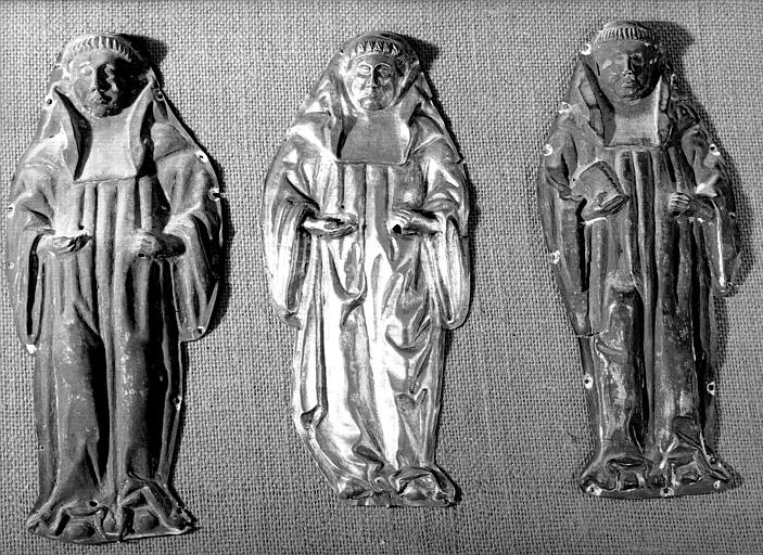 Châsse de saint Gilbert en cuivre argenté, trois personnages d'applique déposés pendant la restauration