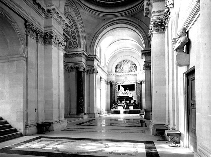 Galerie sud vers l'ouest et tombeau de Mazarin