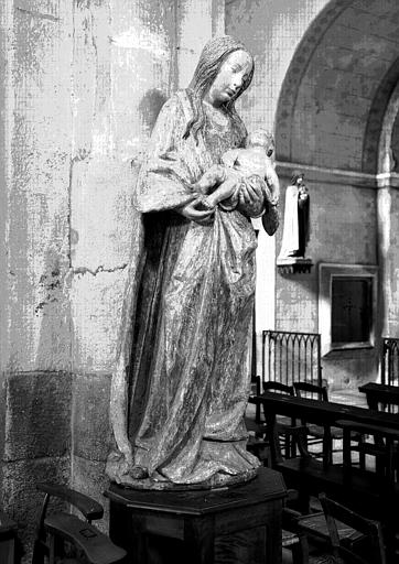 Statue en bois polychrome de la Vierge à l'Enfant, trois-quarts droite