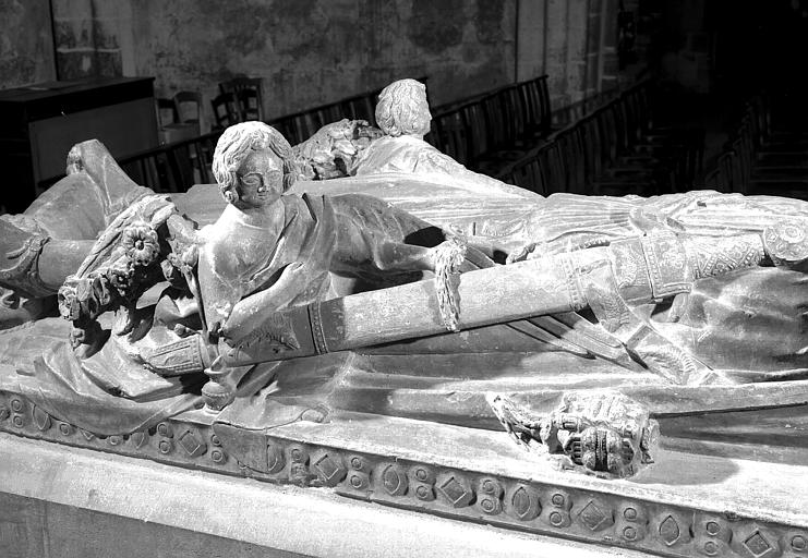 Statue funéraire en pierre de Guy IV, fondateur de l'église Notre-Dame en 1223, pieds