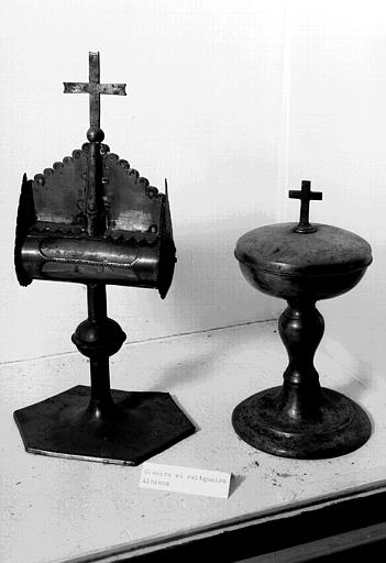 Ciboire en étain (fin 18e siècle) et monstrance pédiculée en cuivre (15e siècle) - © Ministère de la Culture (France), Médiathèque du patrimoine et de la photographie, diffusion RMN-GP