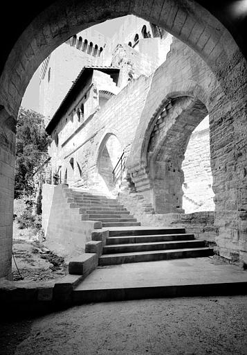 Cloître Benoît XII, escalier conduisant à la galerie nord