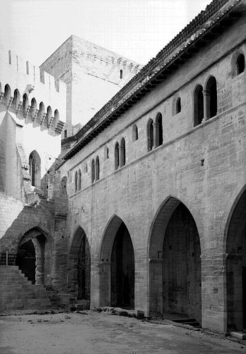 Cloître Benoît XII, angle nord-est et début de la galerie est