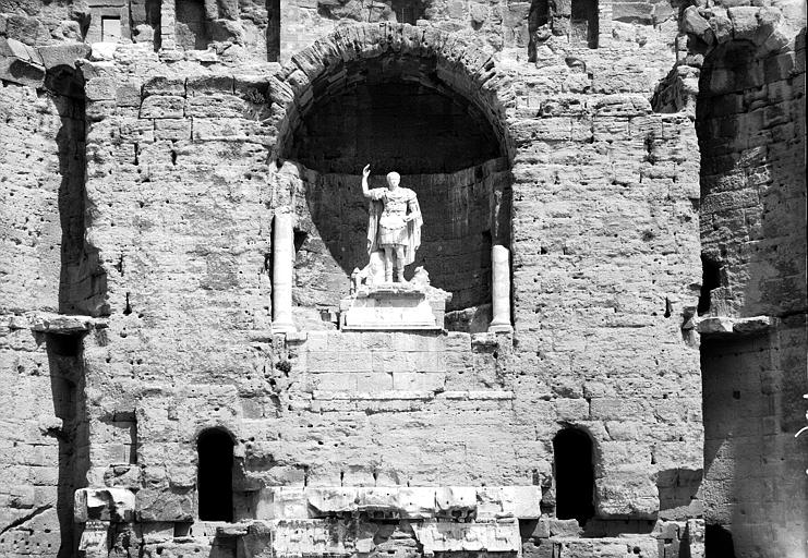 Scène vue de face, statue d'Auguste