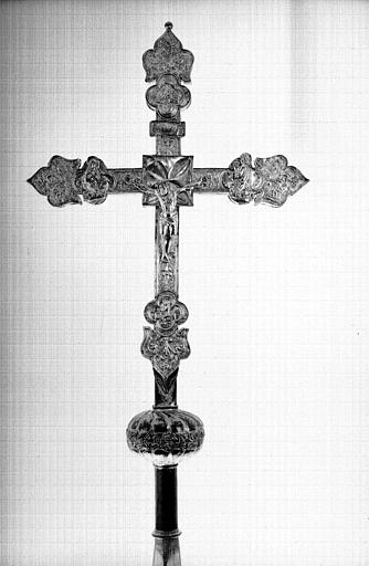 Croix processionnelle en argent estampé, avers, Le Christ