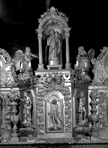 Retable en bois du maître-autel avec statue de la Vierge et tabernacle en marbre, détail