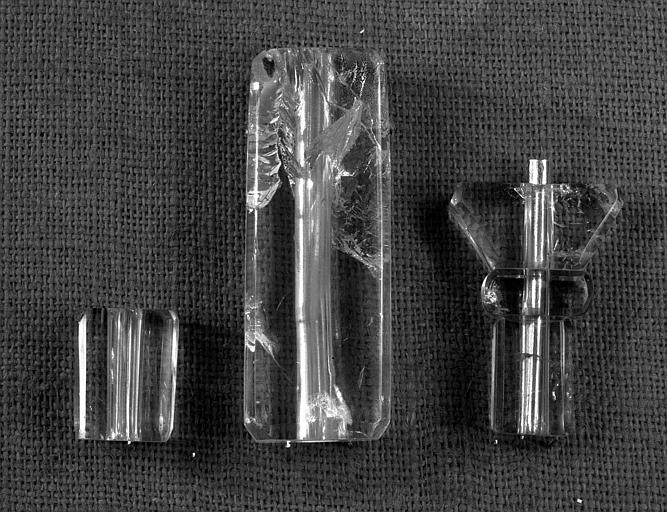Croix en cristal de roche, fragments - © Ministère de la Culture (France), Médiathèque du patrimoine et de la photographie, diffusion RMN-GP
