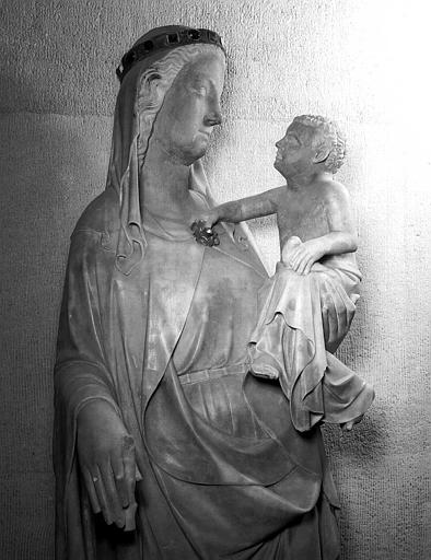 Statue en marbre d'une Vierge à l'Enfant, détail