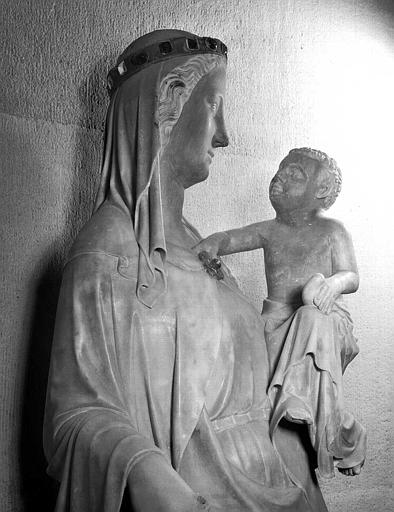 Statue en marbre d'une Vierge à l'Enfant, détail