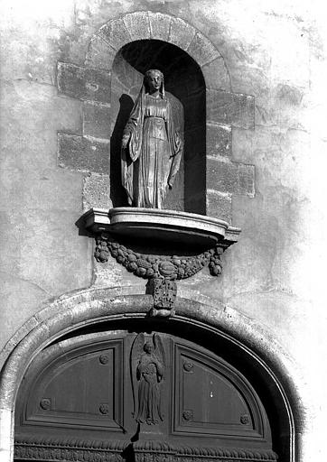 Statue en pierre de la Vierge