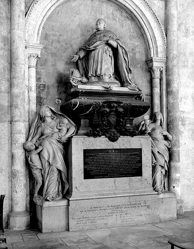 Mausolée en pierre du Cardinal Donnet