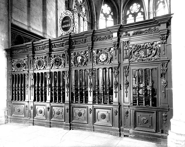 Clôture en bois sculpté du choeur