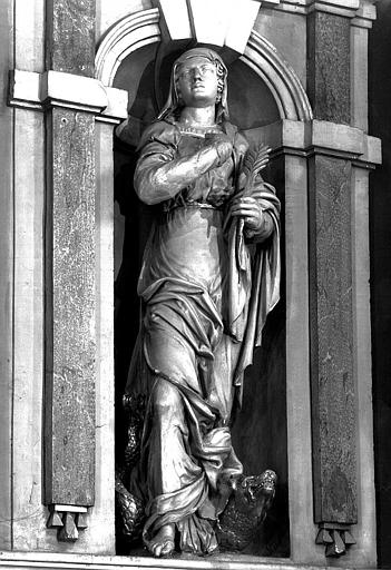 Retable en bois du maître-autel, statue de sainte Marthe