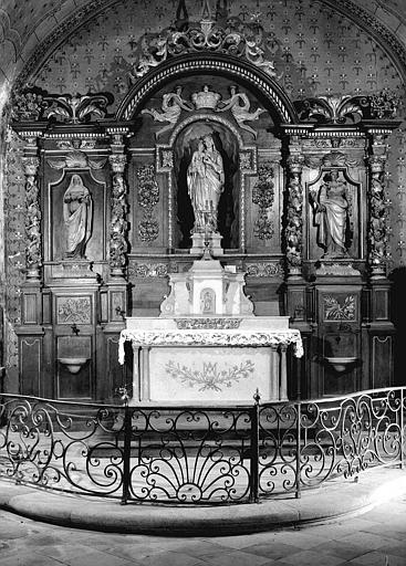 Retable en bois, statues de la Vierge, de sainte Thérèse et de sainte Catherine