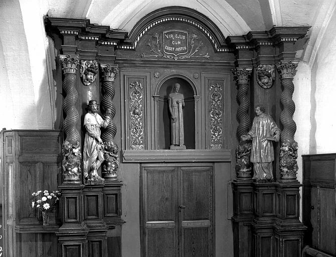 Retable en bois, à gauche saint Roch, à droite saint Etienne