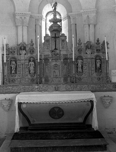 Retable en bois du maître-autel