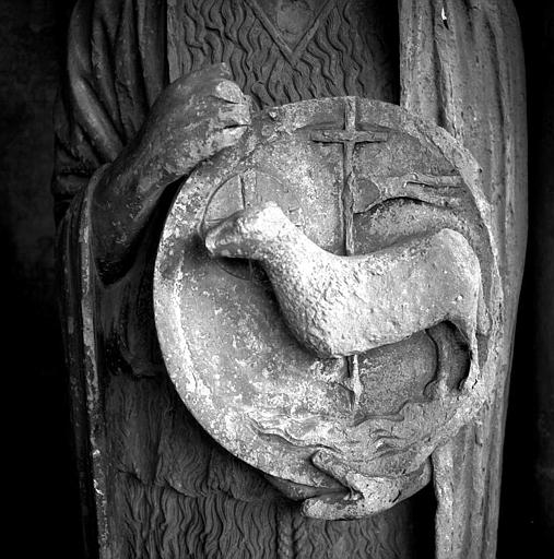 Façade ouest, portail sud, ébrasement à gauche, 2ème statue, saint Jean-Baptiste et agneau